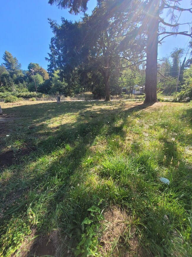 Building Photo - 3BD, 1BA Single Level home with large,  fe...