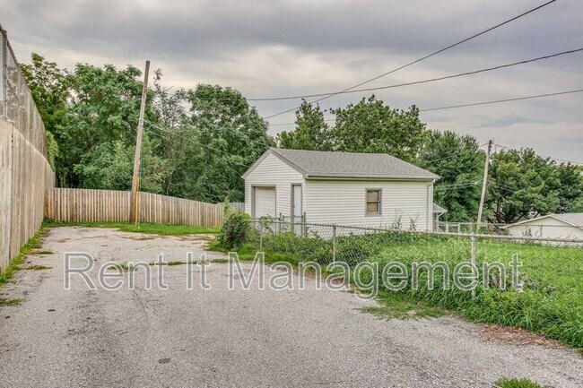 Building Photo - 1823 S 60th St