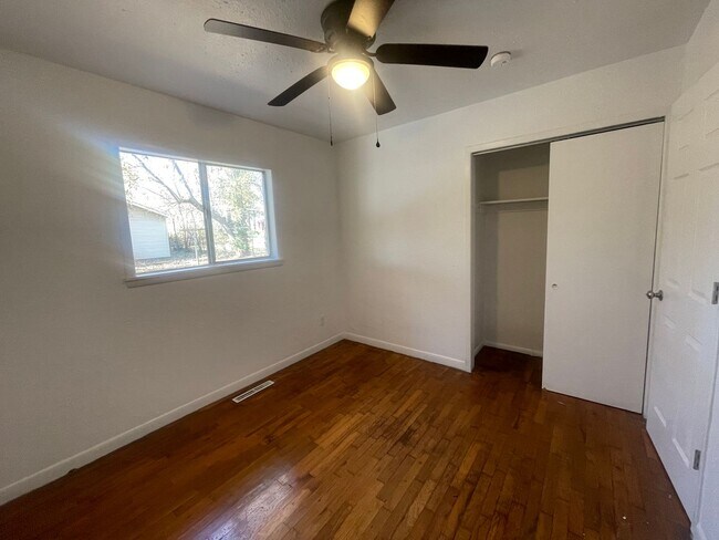 Building Photo - 4 bedroom 1 bath home available Now!