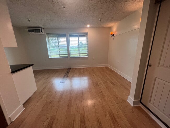 Building Photo - 460 W 600 N