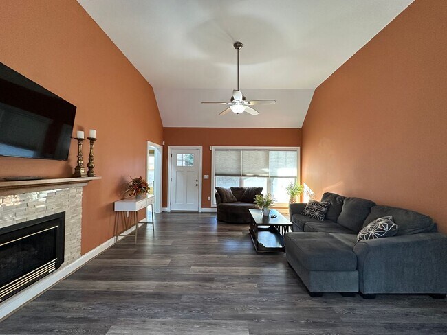 Foto del edificio - Lovely Custom Built Home with 2 Car Garage...