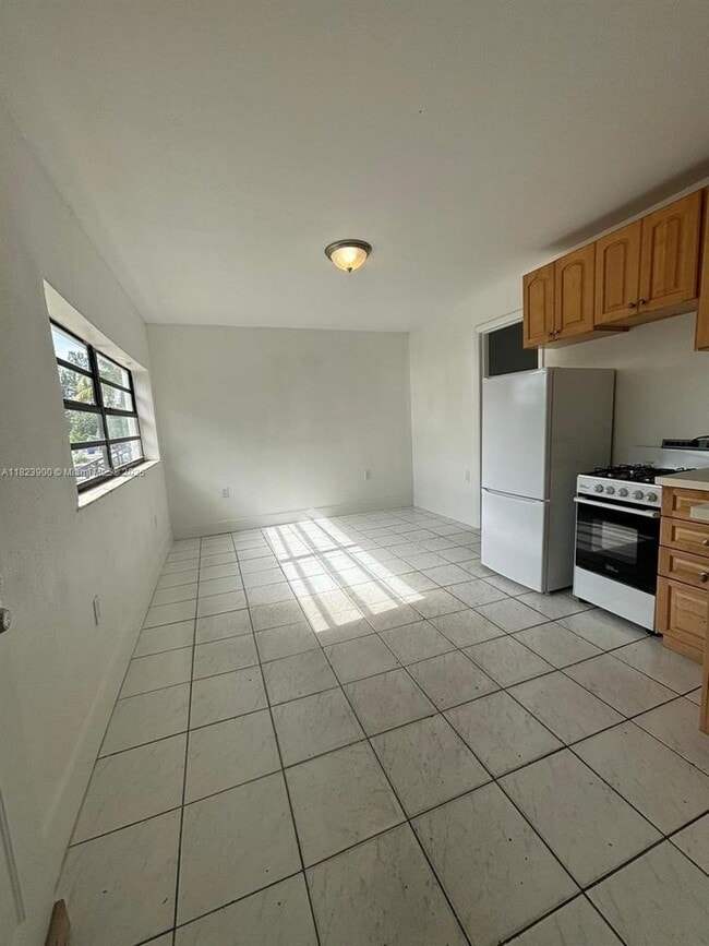 Building Photo - 1660 SW 24th Ave