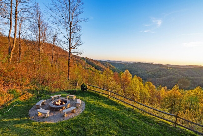 Foto del edificio - 140 Mystic Ridge Dr