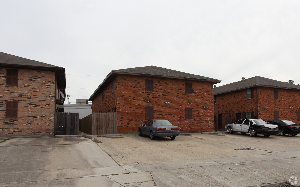 Building Photo - 913-915 Dimarco Dr