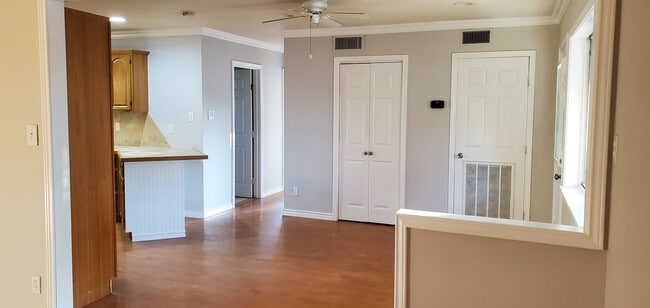 Building Photo - 900 Hill Top Dr