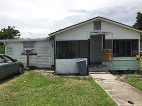 Building Photo - 12305 Lakeshore Dr