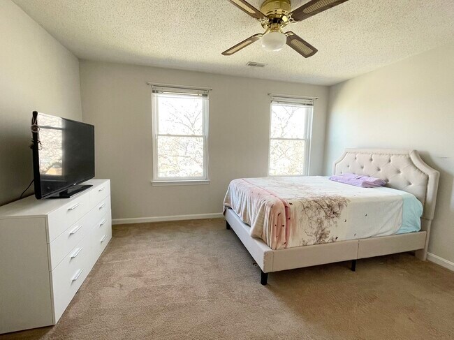 Foto del edificio - 10016 Vanderbilt Cir