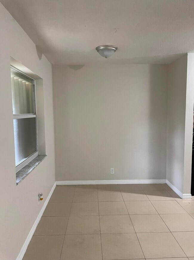 Building Photo - 2305 NW 52nd Ct