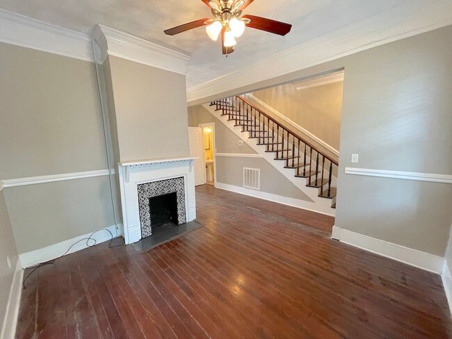 Building Photo - 2 BED | 1.5 BATH | VICTORIAN DISTRICT | PR...