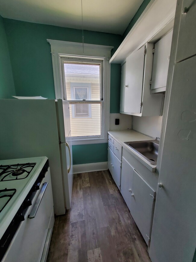 Kitchen - 33 Inwood Plz