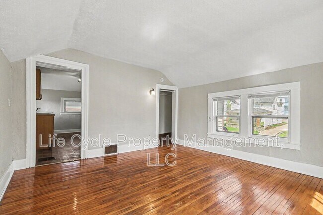 Foto del edificio - 329 Charles Ave SE