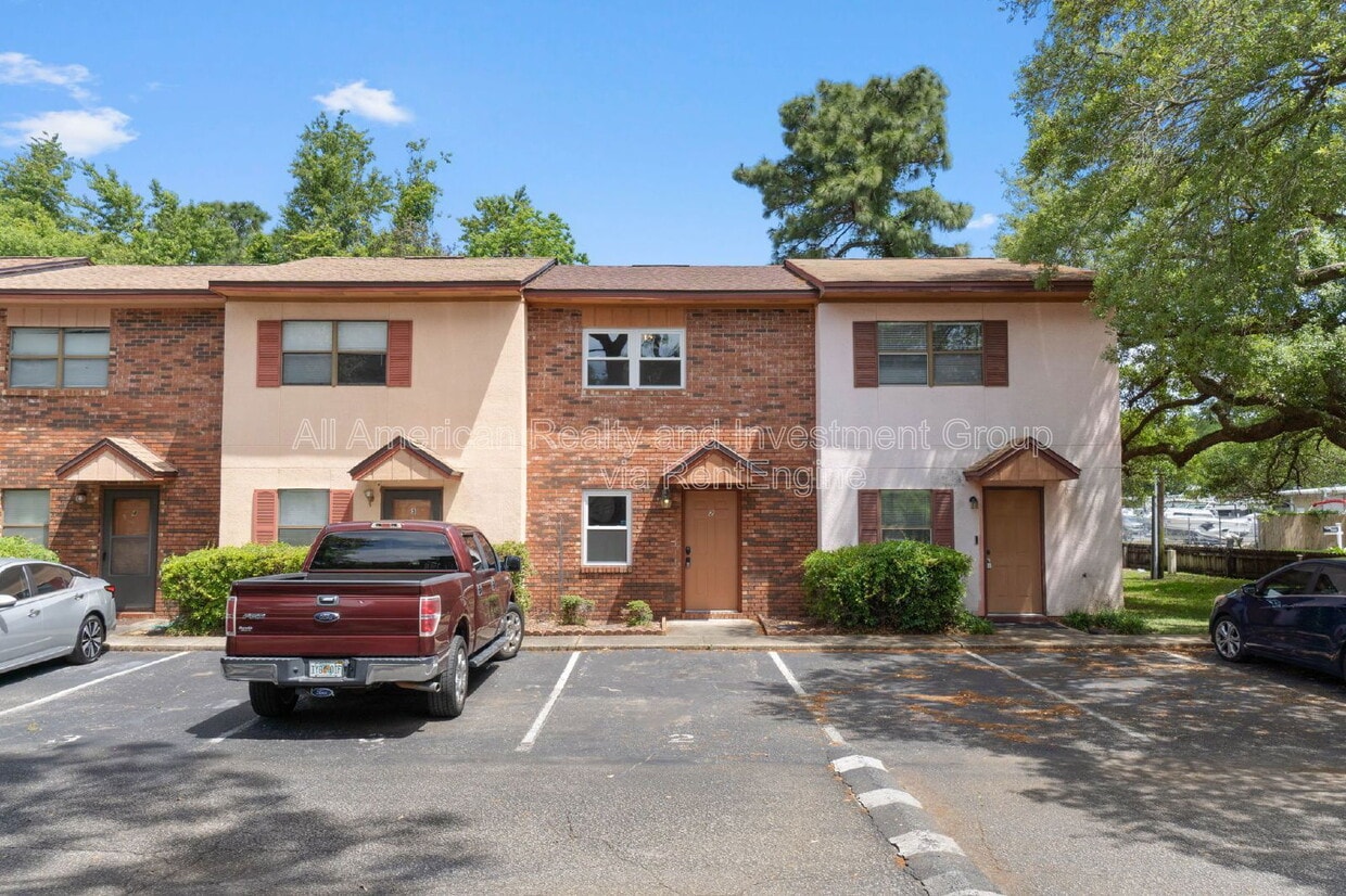 Foto principal - 696 Tyner St