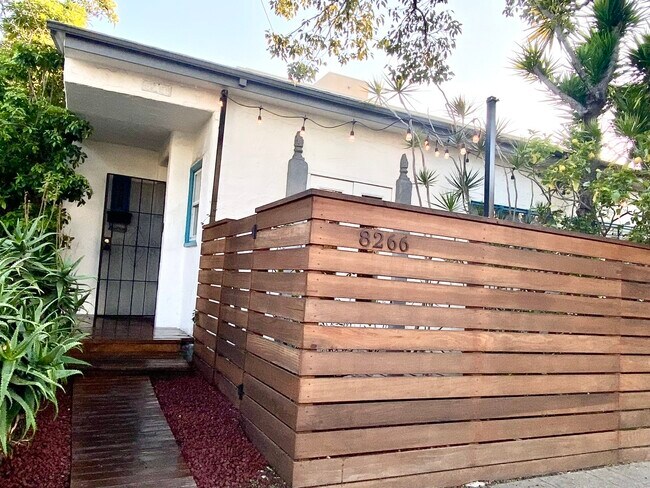 Hollywood bungalow - 8266 Waring Ave