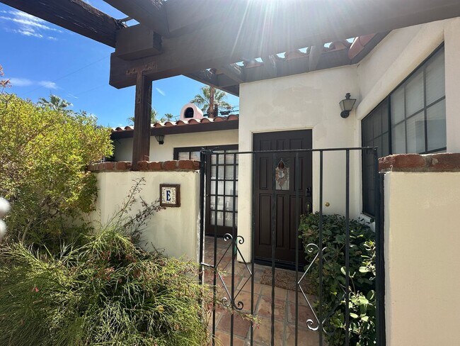 Foto del edificio - AVAILABLE NOW!  LOVELY 2 Bedroom 2 Bathroom Condo in Palm Desert