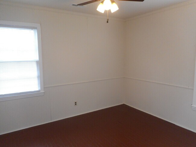 Foto del edificio - Renovated 2 Bedroom 1 Bath Home off Heckle Blvd with Central Heat & Air