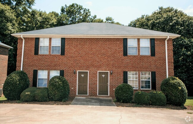 Building Photo - 245 Pineview Dr