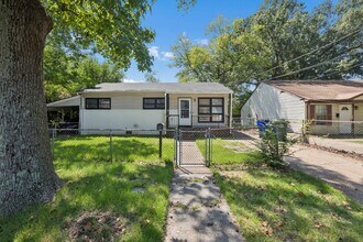 Building Photo - 211 Woodview Ave