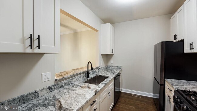 Building Photo - 210 Lantern Dr