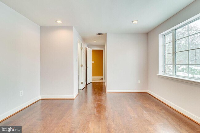 Foto del edificio - 7013 Bradley Cir