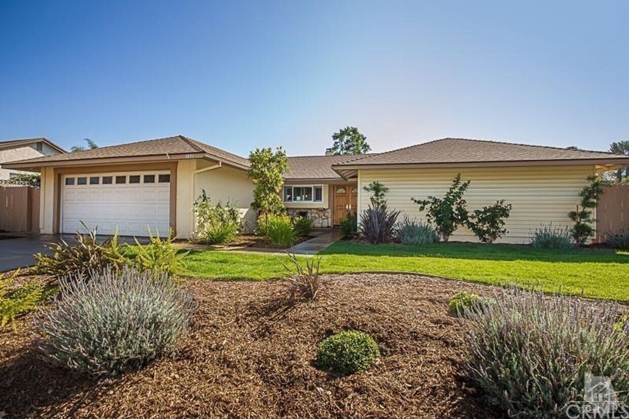 Foto principal - Located on a tree-lined street is this met...