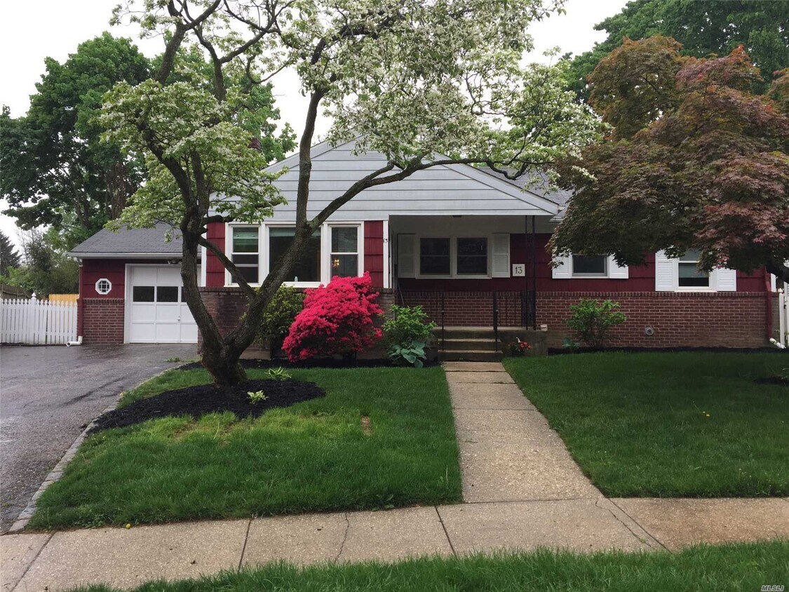 Primary Photo - 13 Emerald Dr