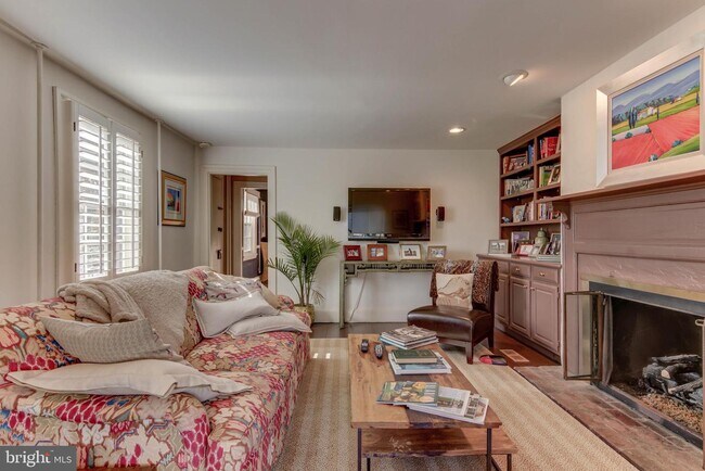 Foto del edificio - 701 Providence Rd