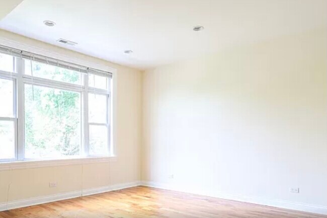 Foto del edificio - 2229 W Wellington Ave
