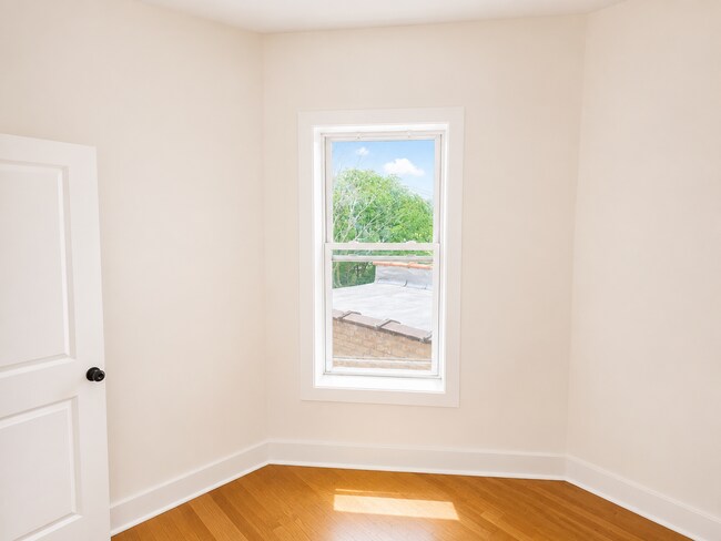 Foto del edificio - 1439 E 66th Pl