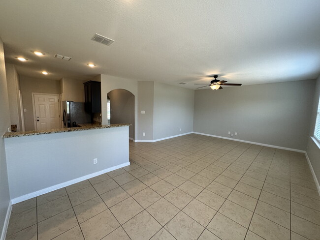 Building Photo - 3-bed 2-bath 2-car garage in Magnolia Spri...