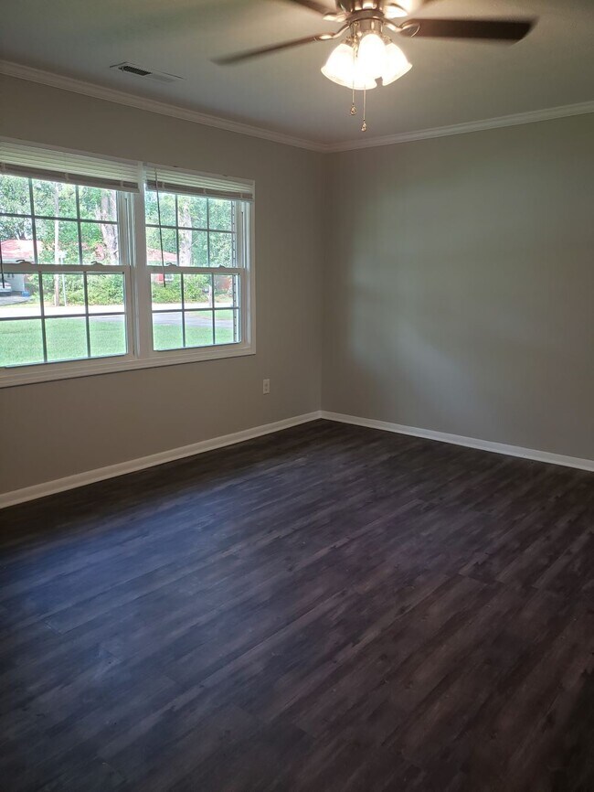 Foto del edificio - 114 Longwood Ln