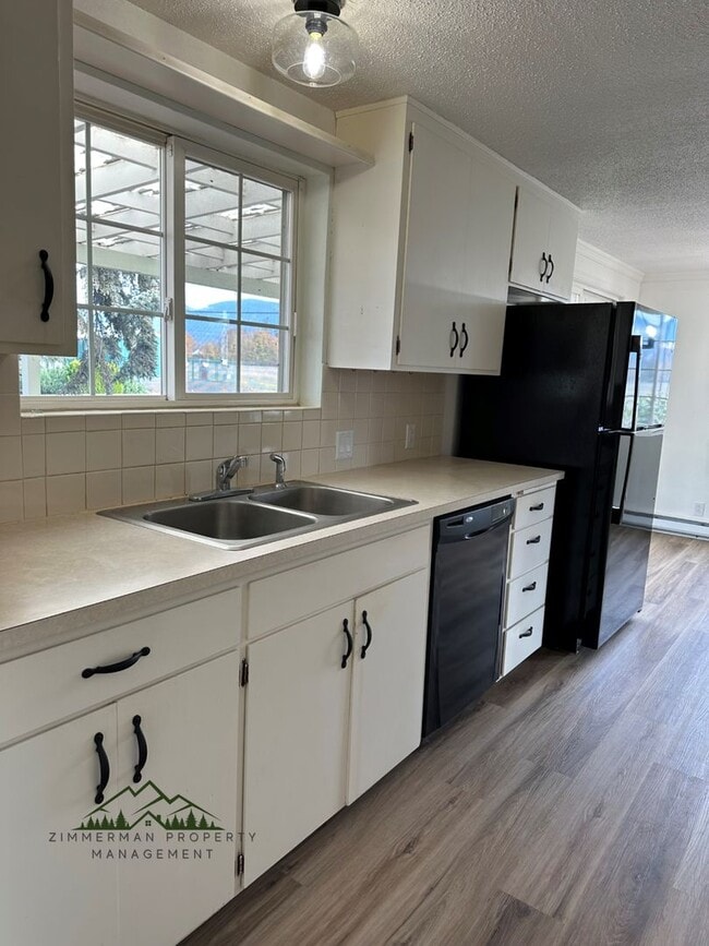 Building Photo - Coburg Beauty!! Renovated 3-bedroom, 2- bathroom