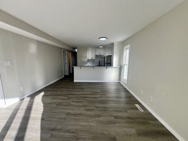 Building Photo - Conveniently located updated 2 bedroom!