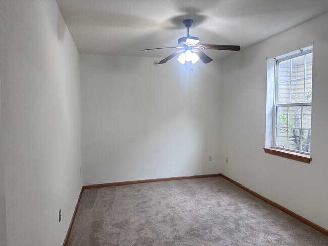 Foto del edificio - 905 NE Deer Creek Rd