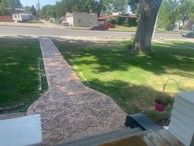 Building Photo - Large Single Family Residence for Rent!