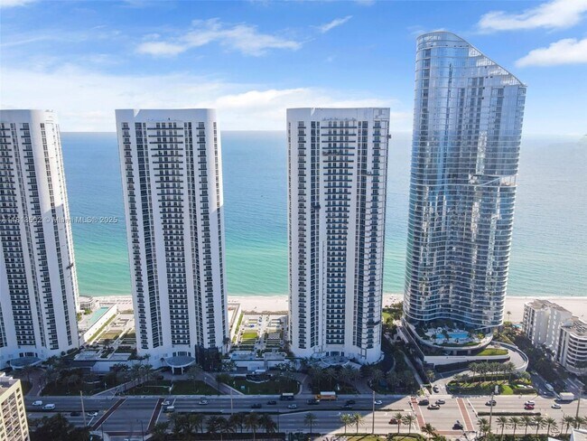 Foto del edificio - 100 Bayview Dr