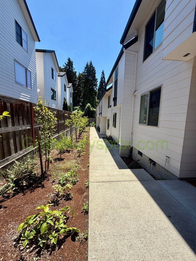 Building Photo - Newer 2-Bedroom Townhome for Rent in SE Portland with Private Patio in Walkable Location