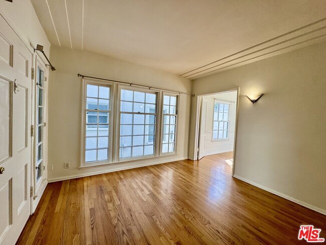 Foto del edificio - 9010 Burton Way