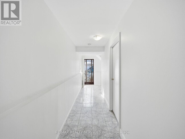 Building Photo - 8 Deerpark Crescent