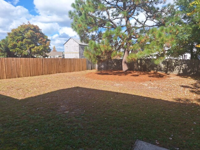 Building Photo - Wonderful  Three Bedroom Home Walking Dist...