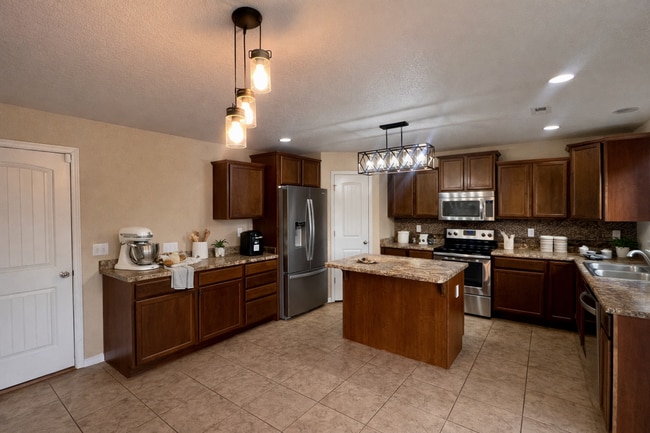 Foto del edificio - Gorgeous 4 Bedroom Home close to Peterson!