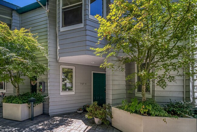 Building Photo - 3 br, 2.5 bath Condo - 727 Loma Verde Aven...