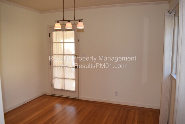 Foto del edificio - Beautiful 3 Bedroom in charming Land Park