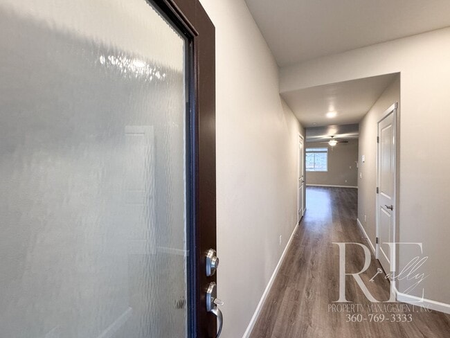 Foto del edificio - Bright Bremerton Home with Open Layout, A/C, and Fully Fenced Yard