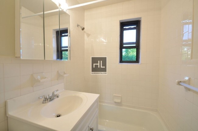 Building Photo - Beautiful NO FEE  Two Bedroom in Bayside, NY