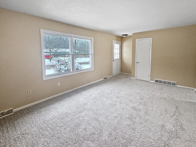 Foto del edificio - 5573 Rockbluff Dr NE