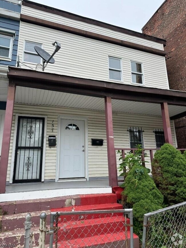 Building Photo - 157 Pierson St