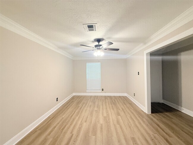 Foto del edificio - 6387 S Briar Bayou Dr