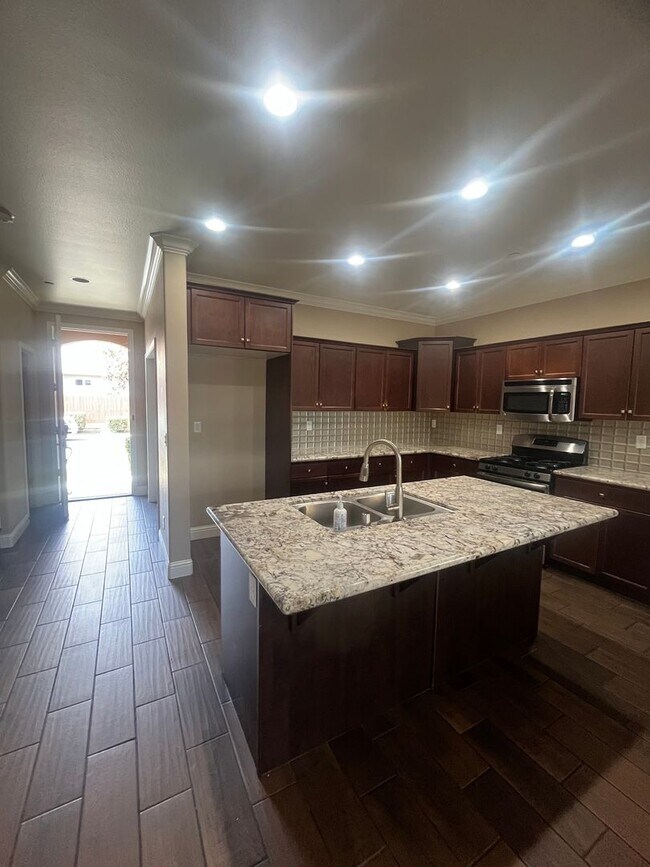 Foto del edificio - Two Story Home Move In Ready located in Avalon Gated Community!!!