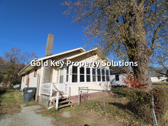 Foto del edificio - Open Floor Plan 2 BR 1 BA House with Sun Porch NO SECTION 8