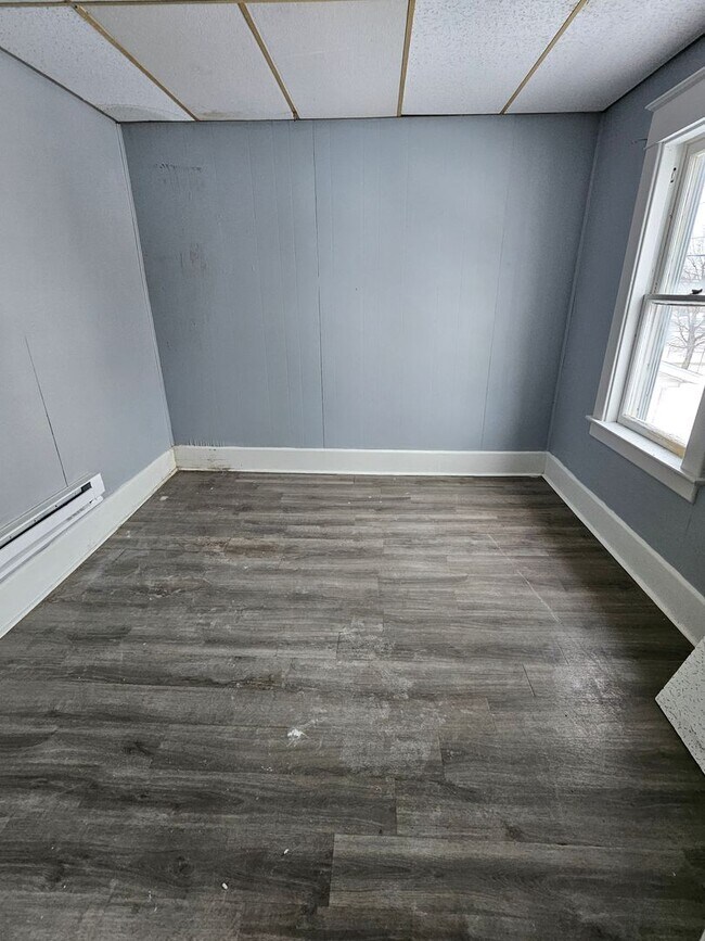 Foto del edificio - upper two bedroom unit with bonus room West side